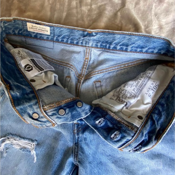 Women’s Levi jeans - Picture 2 of 3
